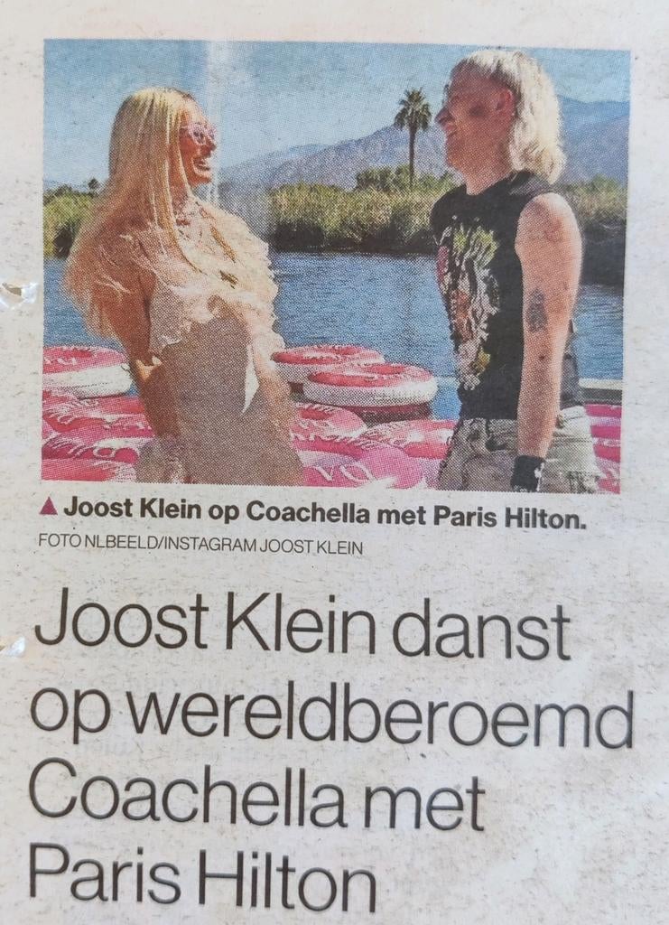 Joost Klein danst met Paris Hilton krantenartikel, Ophalen of Verzenden, 1980 tot heden, Buitenland, Knipsel(s)