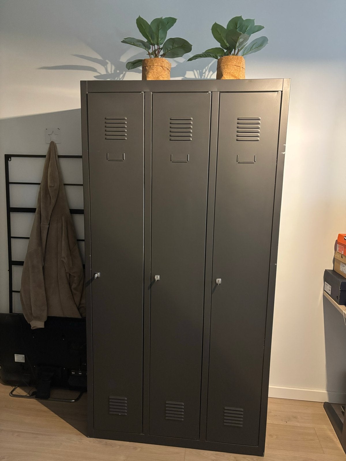 Metalen kledingkast (lockerkast) met 3 deuren - Donkergrijs, Ophalen, Gebruikt, 50 tot 100 cm, Metaal