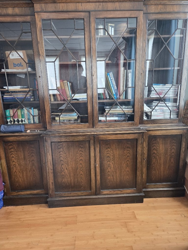 Een klassiek engelse bibliotheekkast., Ophalen