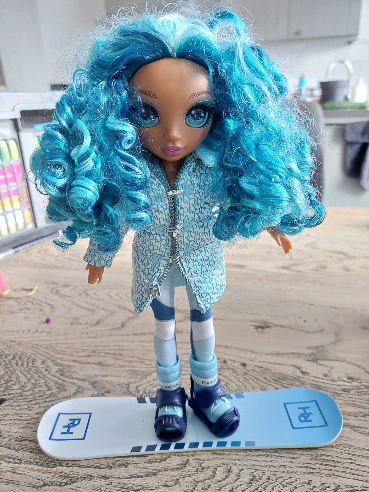Rainbow High pop winter break met accessoires, Kinderen en Baby's, Speelgoed | Poppen, Ophalen of Verzenden, Gebruikt, Overige typen