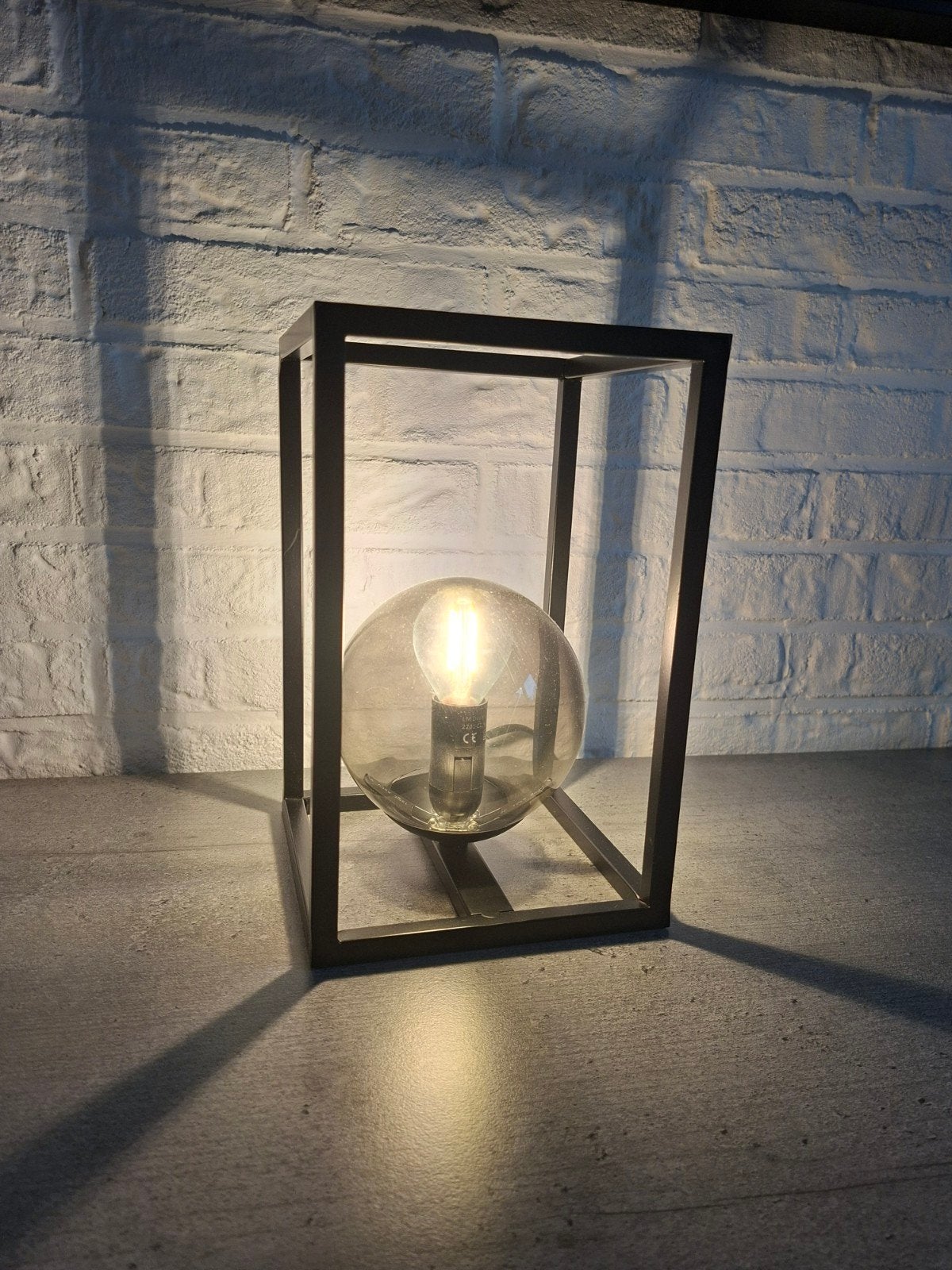 Moderne tafellamp met metalen frame en glazen bol, Ophalen, E27 (groot), Zwart, Glas