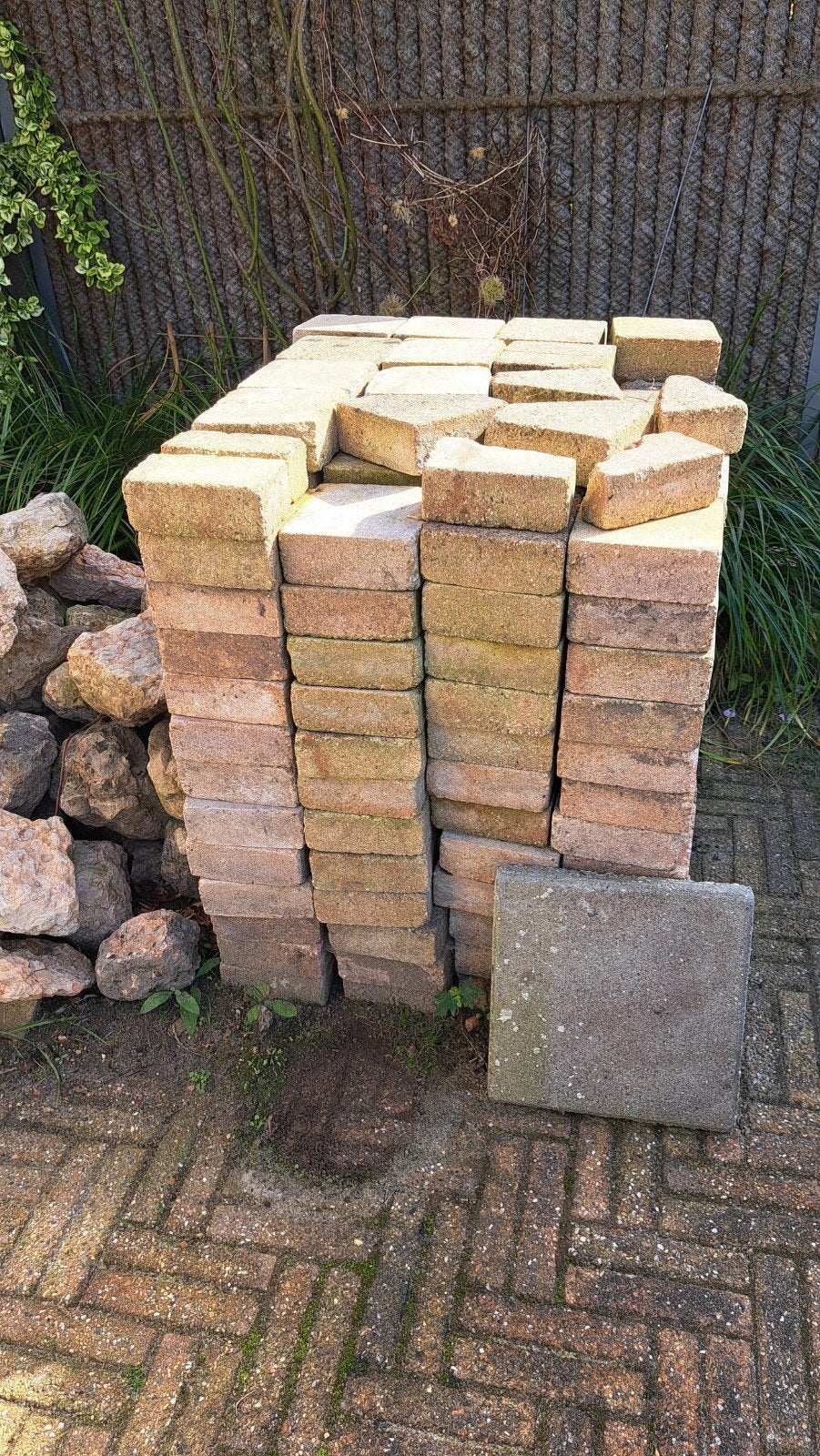 GRATIS :Diverse stenen voor in de tuin, Ophalen, Gebruikt, Beton, Klinkers