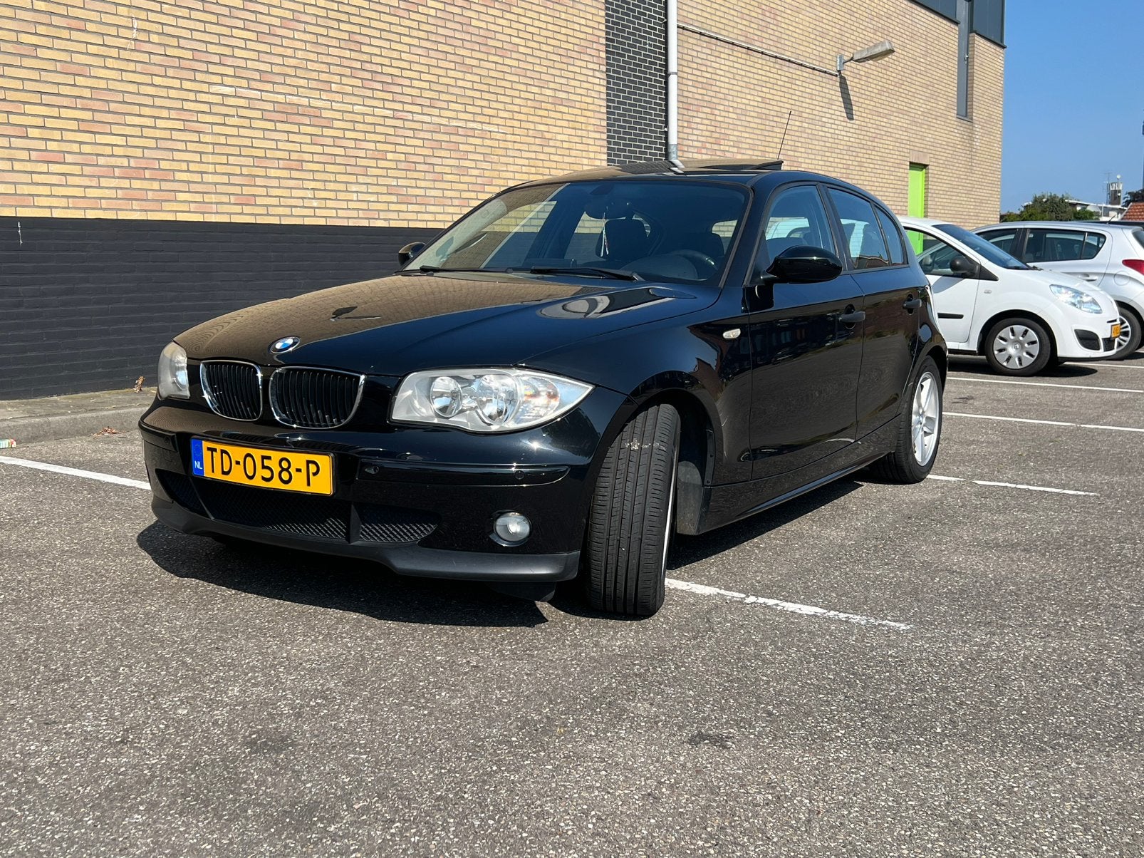 BMW 1 Serie 116i In nette staat!, 1596 cc, 4 cilinders, 635 kg, Zwart