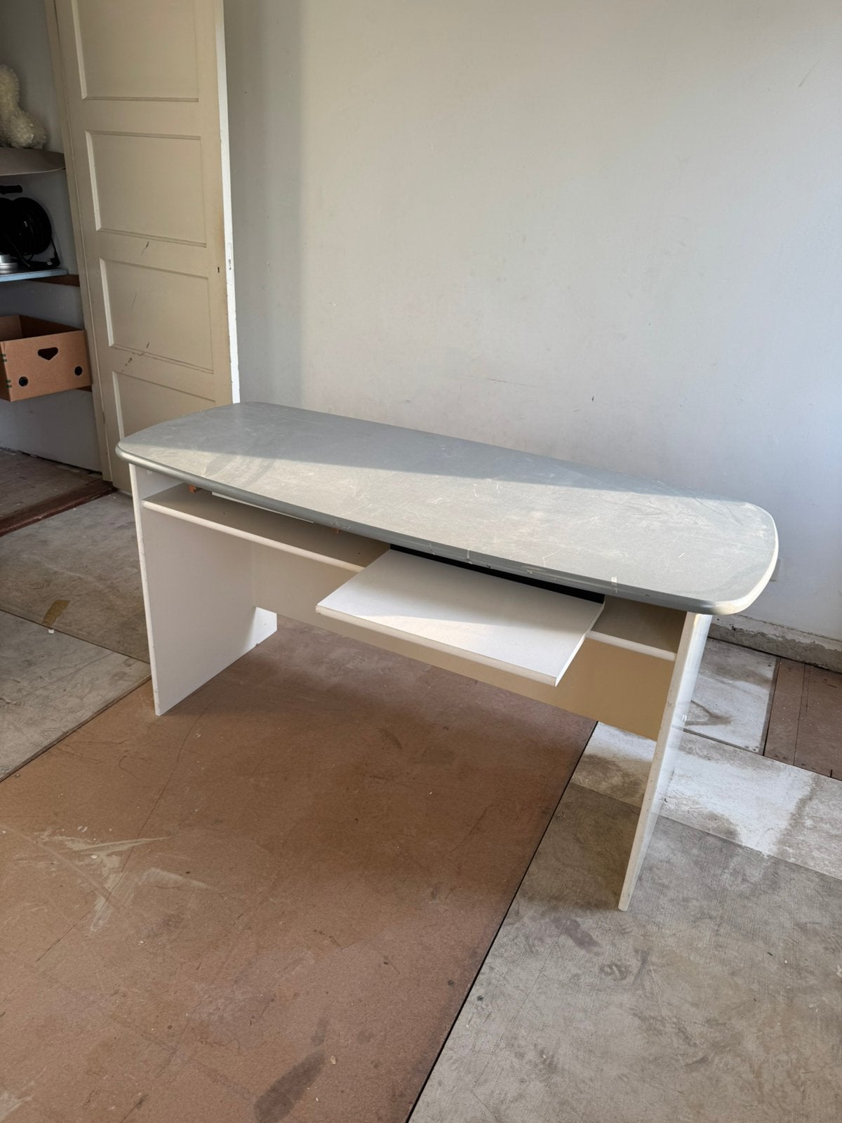 Compact computerbureau met uitschuifbaar toetsenbordblad, Ophalen, Gebruikt, Met lades, Spaanplaat of MDF