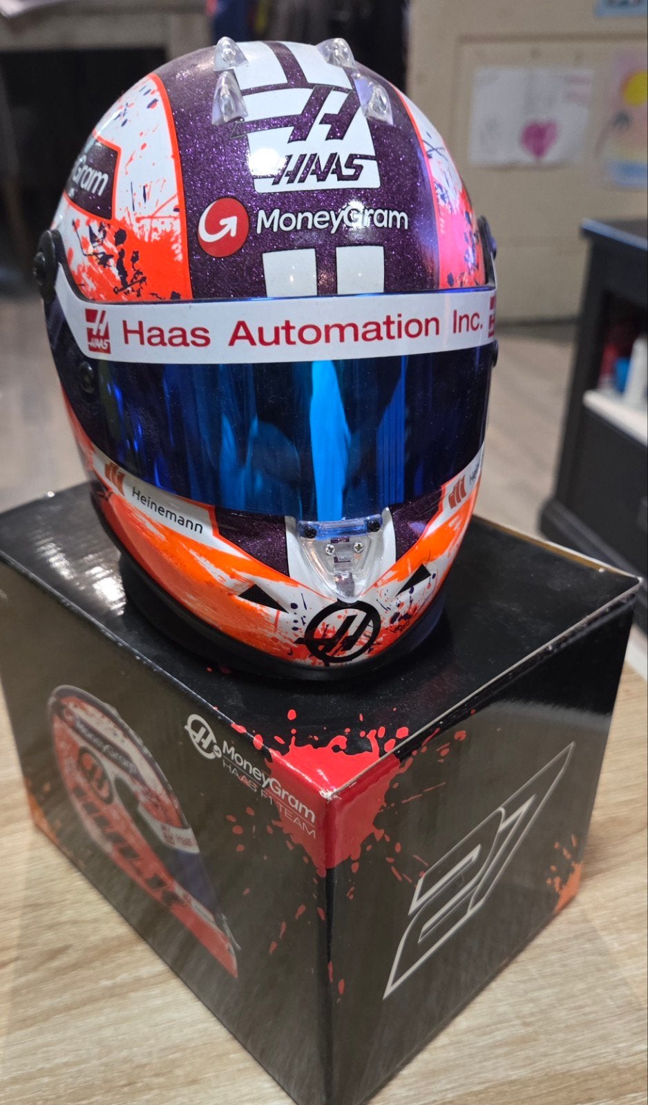 Haas 2023 1:2 helm Nico Hulkenberg #27, Ophalen of Verzenden, Zo goed als nieuw, Formule 1