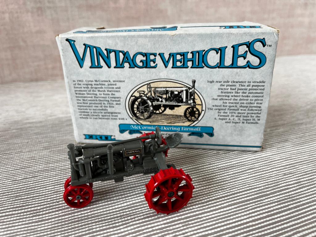 Farmal Mc Cormick Deering 1:43, Hobby en Vrije tijd, Modelauto's | 1:32, Ophalen of Verzenden, Zo goed als nieuw, Tractor of Landbouw
