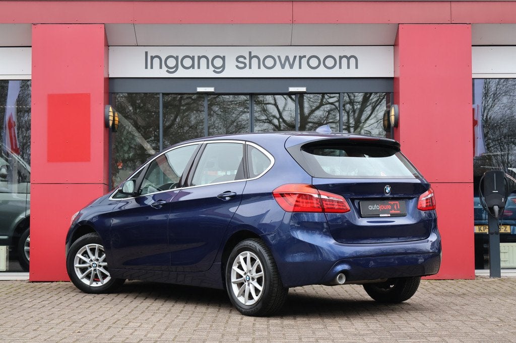 BMW 2 Serie Active Tourer 216d Automaat Executive Launch Edi, Auto's, BMW, Stof, Gebruikt, Blauw, 116 pk