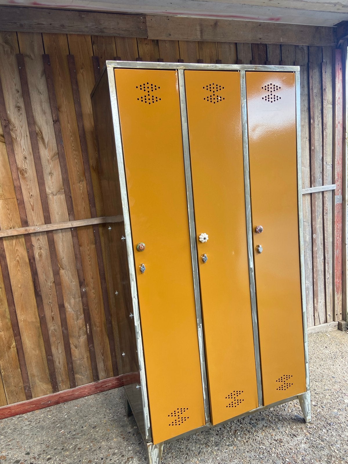 Vintage metalen locker met 3 deuren - Okergeel, Huis en Inrichting, Ophalen of Verzenden, Gebruikt