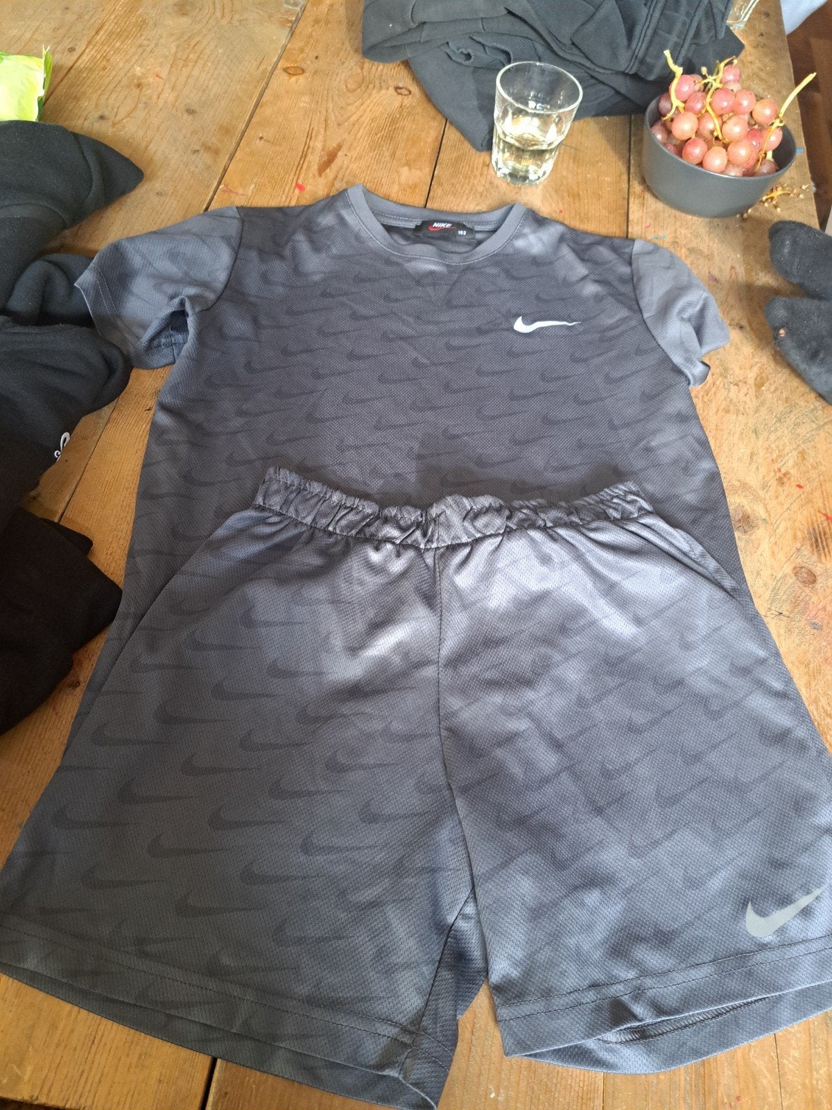 Nike sportset (shirt en broekje) - Maat 152, Kinderen en Baby's, Ophalen of Verzenden, Zo goed als nieuw, Nike, Jongen of Meisje