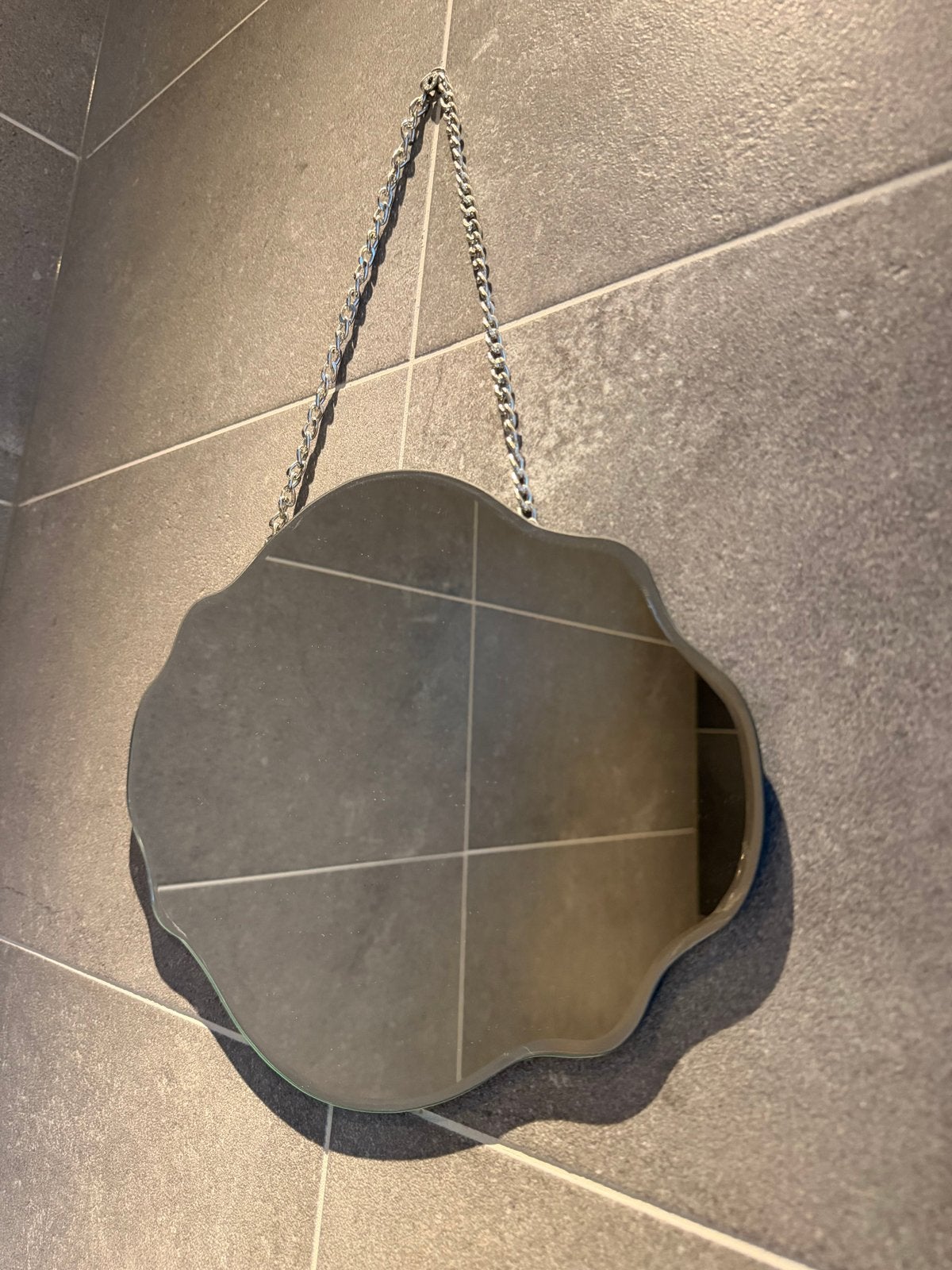 Decoratieve spiegel met organische vorm en kettingophanging, Huis en Inrichting, Ophalen, Minder dan 50 cm, Zo goed als nieuw
