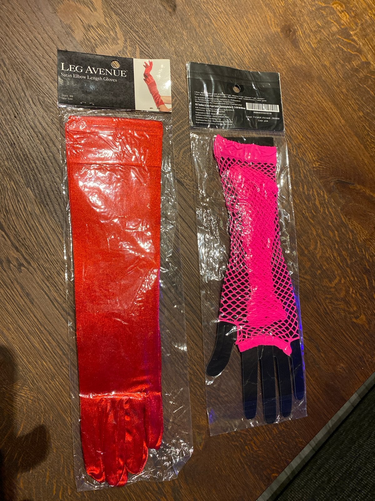 Rode satijnen handschoenen en roze net handschoenen, Maat 38/40 (M), Carnaval, Nieuw, Ophalen of Verzenden