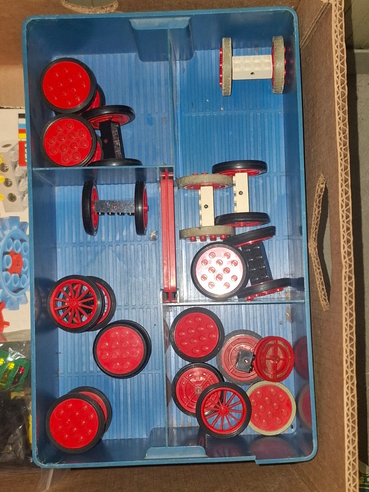 Lego kist met grote wielen, Gebruikt, Lego, Overige typen, Ophalen of Verzenden