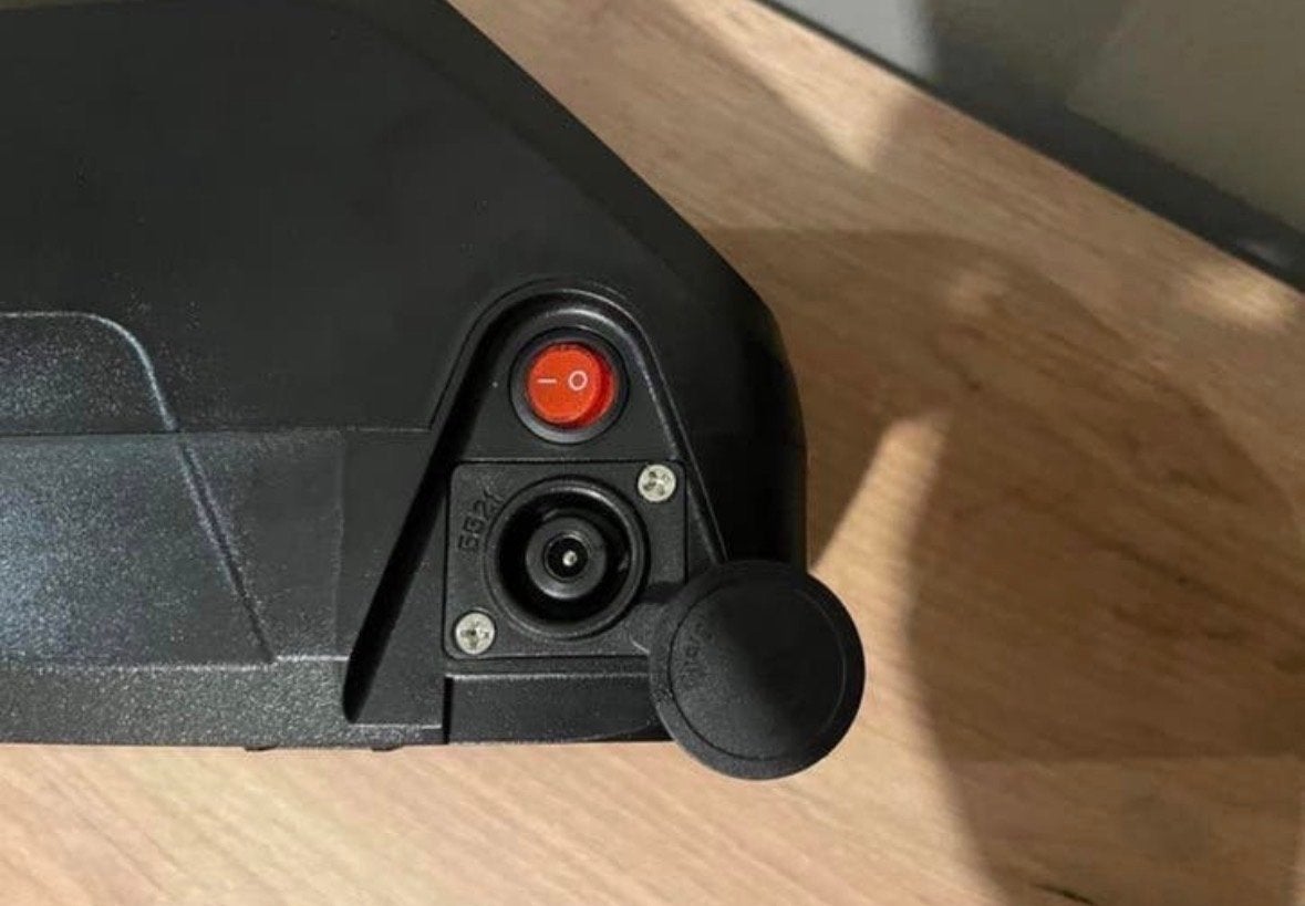 V8 E-bike Accu - 300km oud, inclusief sleutels, Ophalen, Zo goed als nieuw