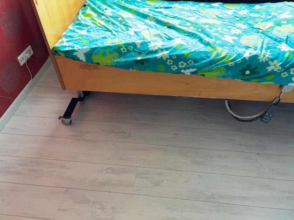 Atlas hoog/laag bed met verstelbare lattenbodem, Ophalen, Eenpersoons, Bruin, 80 cm