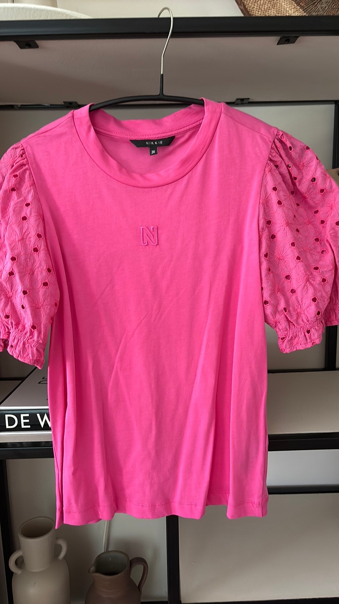 NIKKI maat 36 knalroze shirt met broderie mouwen, Kleding | Dames, Verzenden, Nieuw, Korte mouw, Roze