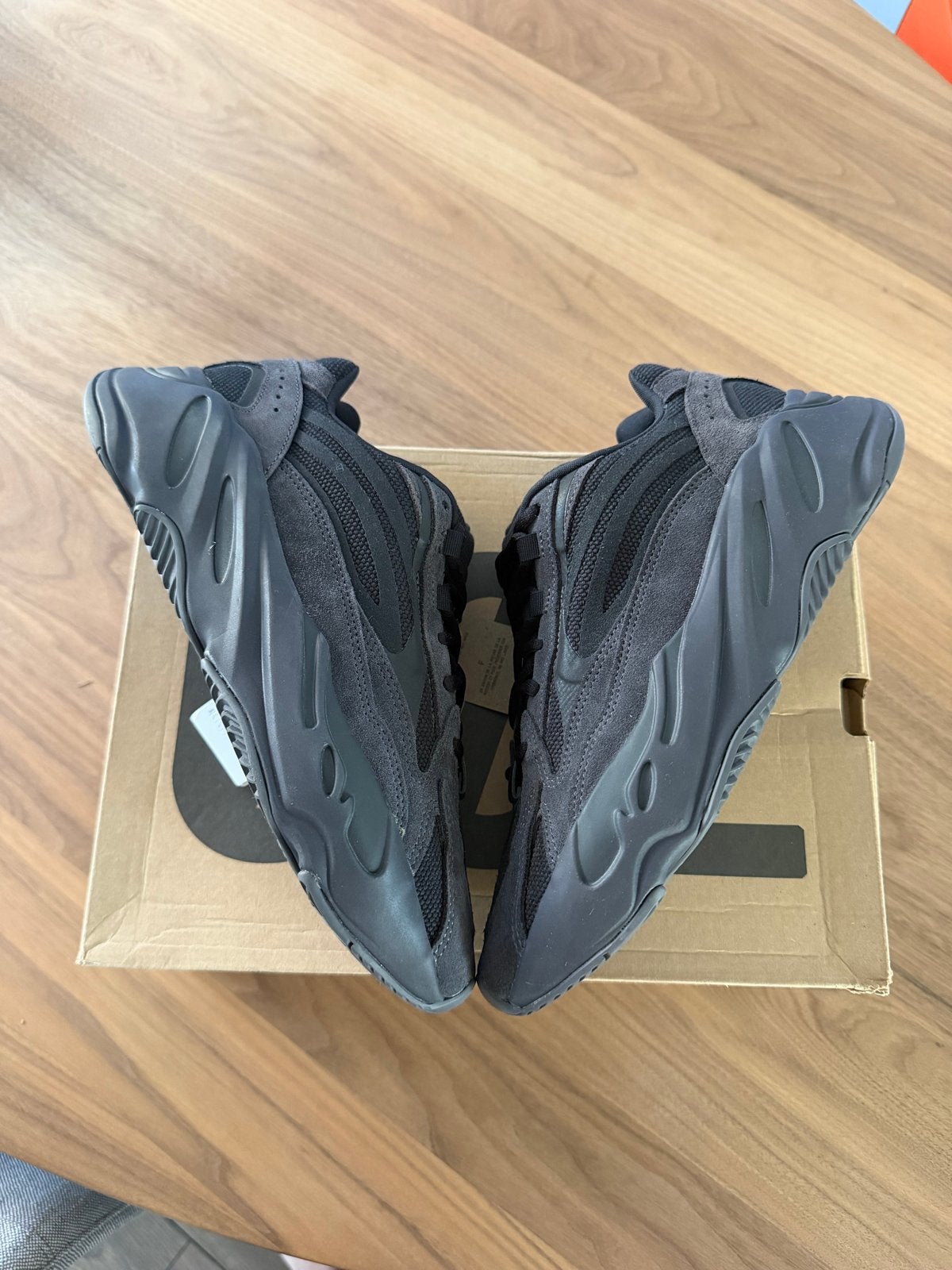 Adidas Yeezy Boost 700 V2 Vanta - Maat 42, Ophalen of Verzenden, Nieuw, Zwart, Sneakers of Gympen