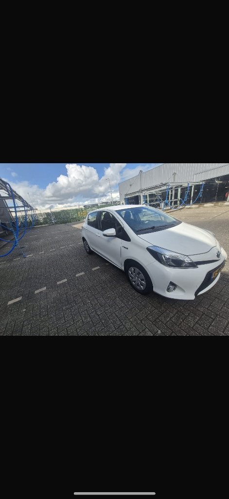 Toyota Yaris 1.5 Full Hybrid CVT 5DR 2013 Wit, Auto's, 74 pk, Zwart, 4 cilinders, 1070 kg