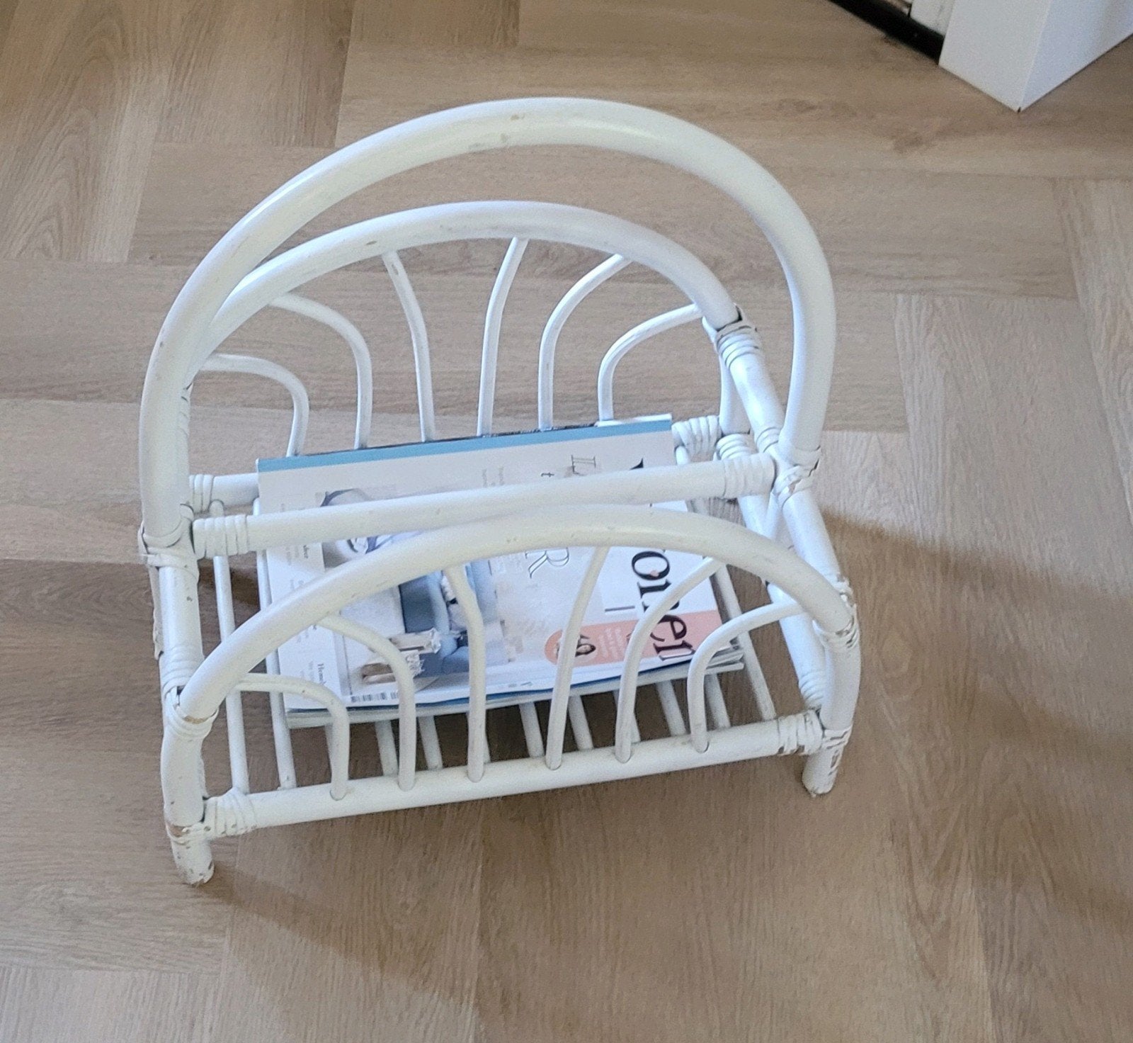 vintage rotan krantenbak lectuurmand, Huis en Inrichting, Woonaccessoires | Krantenbakken en Lectuurbakken, Met handvat, Gebruikt