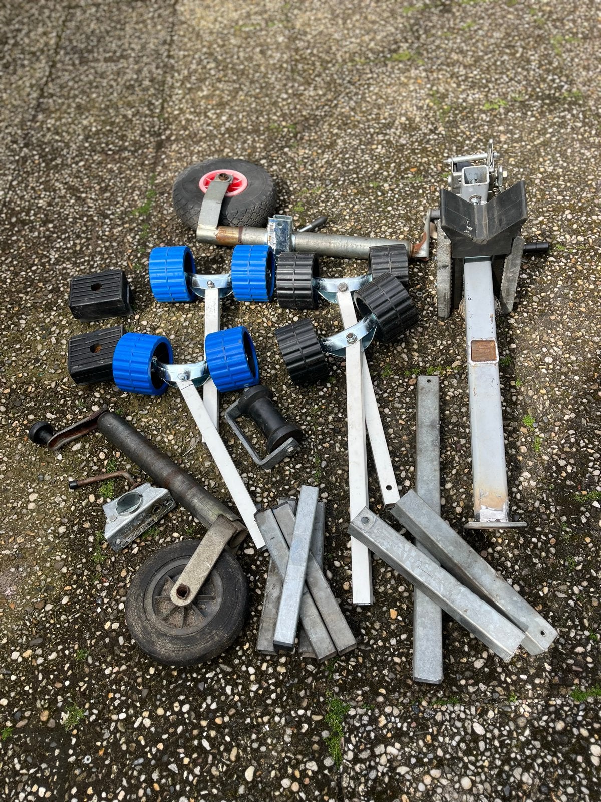Diverse trailer onderdelen: rollen, steunen, neuswiel, Watersport en Boten, Bootonderdelen, Ophalen of Verzenden, Gebruikt, Overige typen