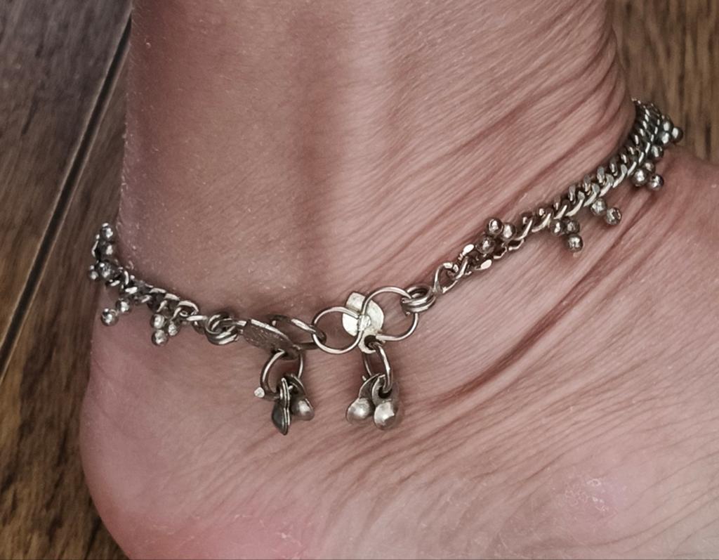 Tribal zilveren Enkelband met Bedels en belletjes, Ophalen of Verzenden, Zo goed als nieuw, Overige materialen, Met bedels of kralen