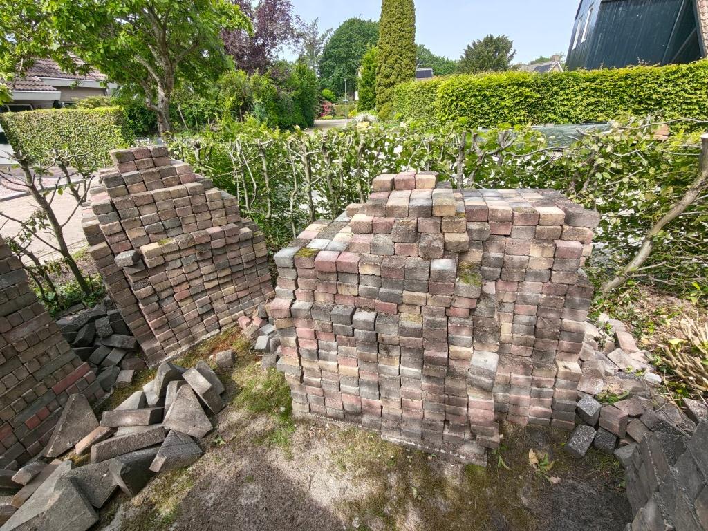 Gratis: vierkante bestrating en waaltjes, Tuin en Terras, Ophalen, Gebruikt, Klinkers, Natuursteen