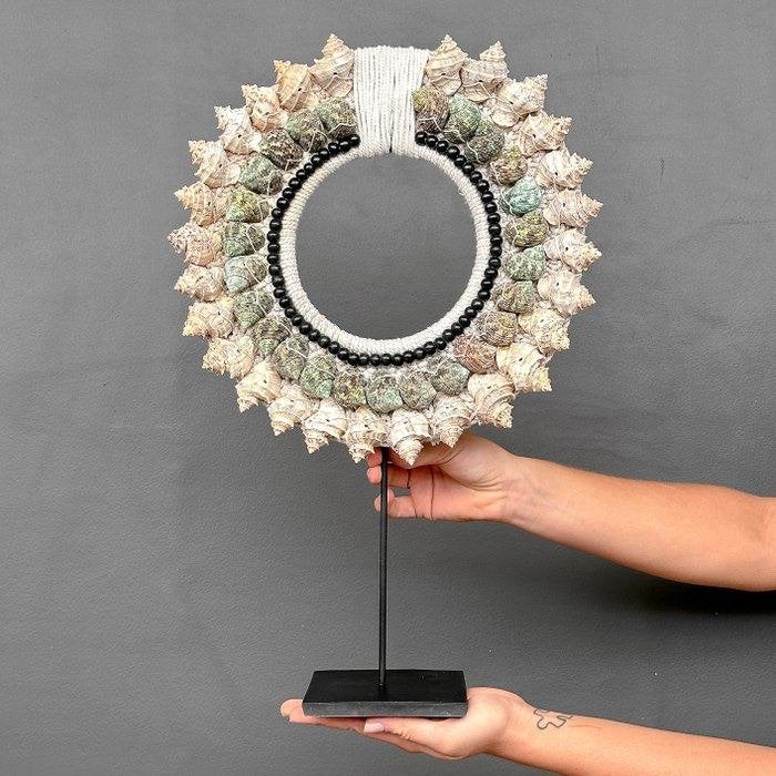 Decoratief ornament - Shell Necklace on a stand - Indonesië, Meerkleurig, Verzenden, Boho, Nieuw