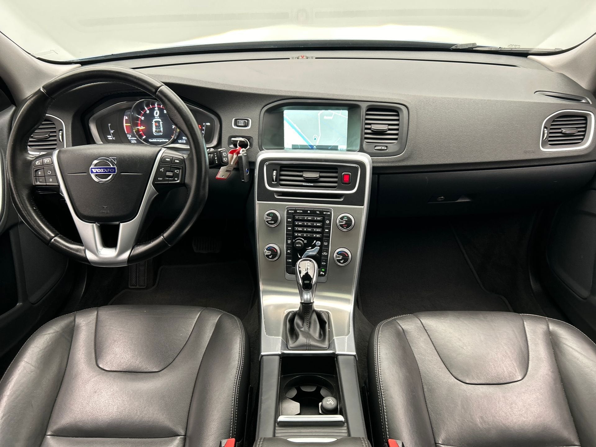 Volvo V60 1.5 T2 Summum | Origineel NL | Pano/dak | Trekhaak, 4 cilinders, Blauw, 122 pk, Onderhoudsboekje