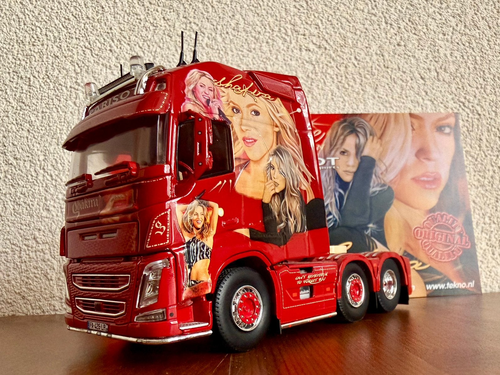 Tekno Parisot Shakira Volvo FH4 XXL incl.Certificaat 227/350, Hobby en Vrije tijd, Modelauto's | 1:50, Ophalen of Verzenden, Zo goed als nieuw
