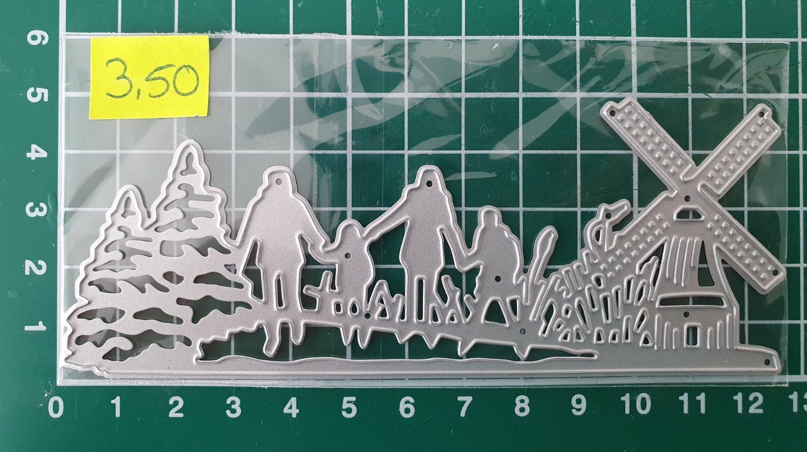 Snijmal schaatsende Familie, Molen en Bomen - Nieuw - Kerst, Ophalen of Verzenden, Nieuw, Frame of Mal
