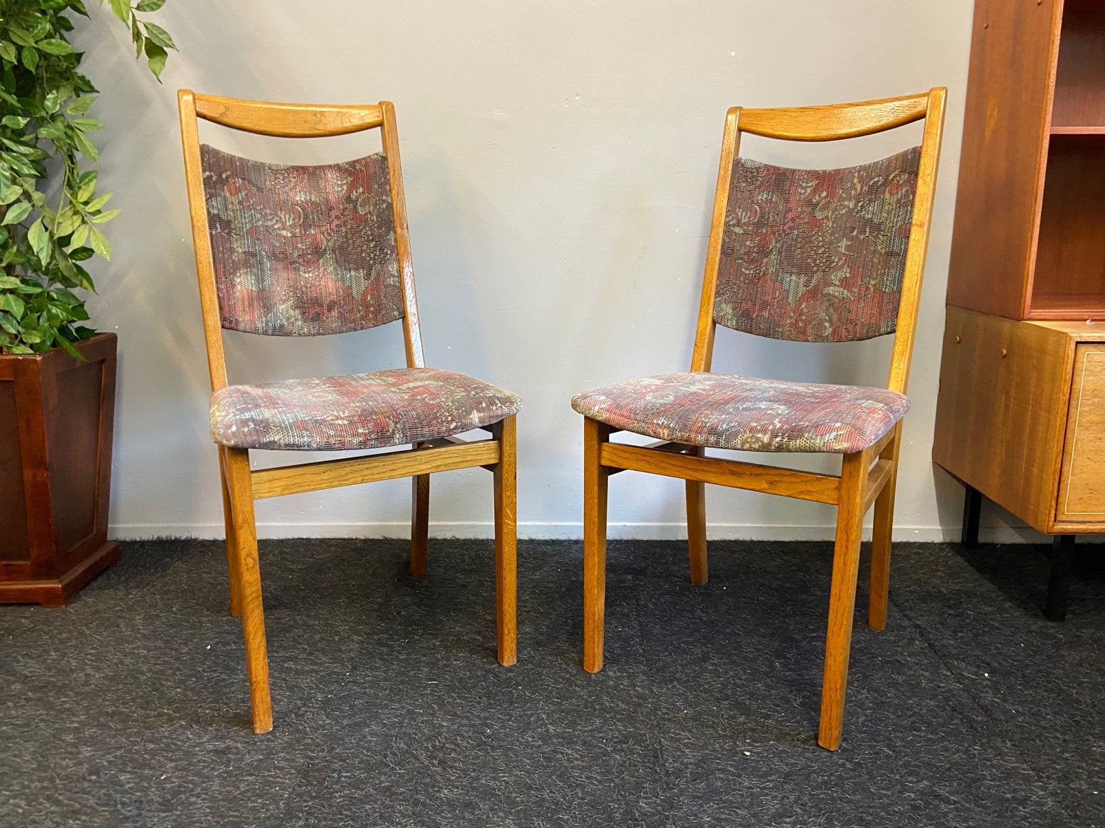 2 x vintage bruine eikenhouten stoelen eetkamerstoelen, Huis en Inrichting, Ophalen, Gebruikt, Twee, Bruin