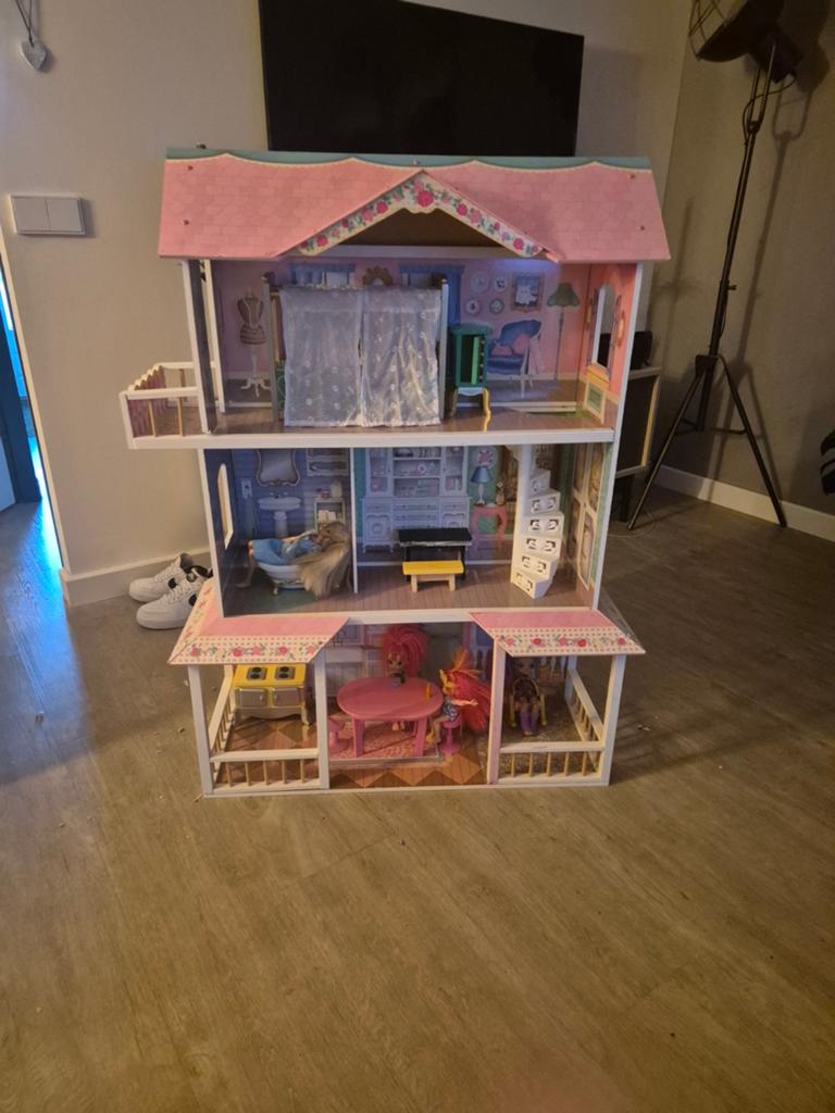 Groot gebruikt Barbie huis met meubels en poppen, Kinderen en Baby's, Speelgoed | Poppenhuizen, Ophalen, Gebruikt, Poppenhuis
