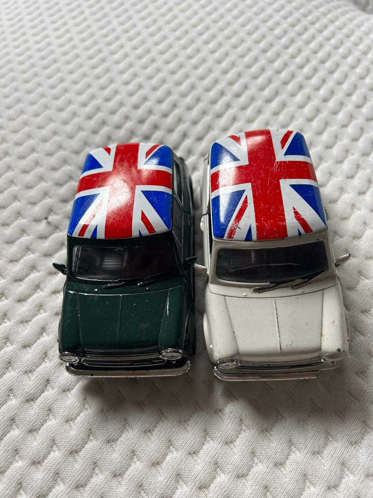 Set van 2 Mini Cooper 1:64 modelauto's met Union Jack dak, Ophalen of Verzenden, Gebruikt