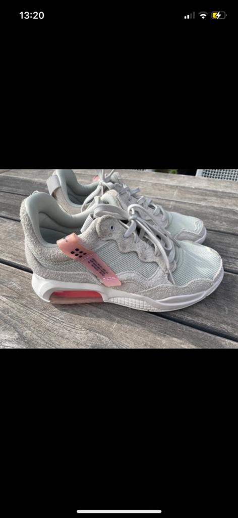 Dames creme kleurige nike air max, Ophalen of Verzenden, Zo goed als nieuw, Beige, Sneakers of Gympen