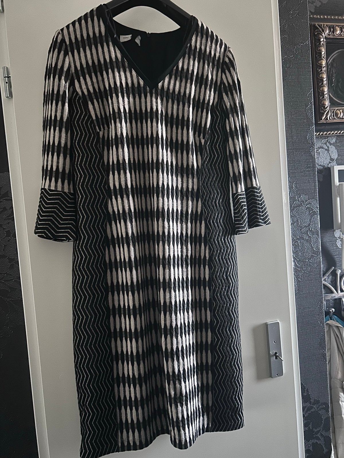 Zwart-wit jurk met patroon - Maat 42, Kleding | Dames, Zwart, Maat 42/44 (L), Ophalen of Verzenden, Zo goed als nieuw