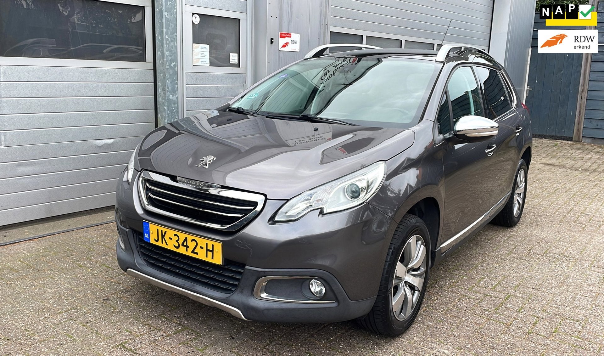 Peugeot 2008 1.2 PureTech Allure-Navi-Leder-Panoram-Trekhaak, Auto's, Voorwielaandrijving, Dealer onderhouden, Gebruikt, 1270 kg