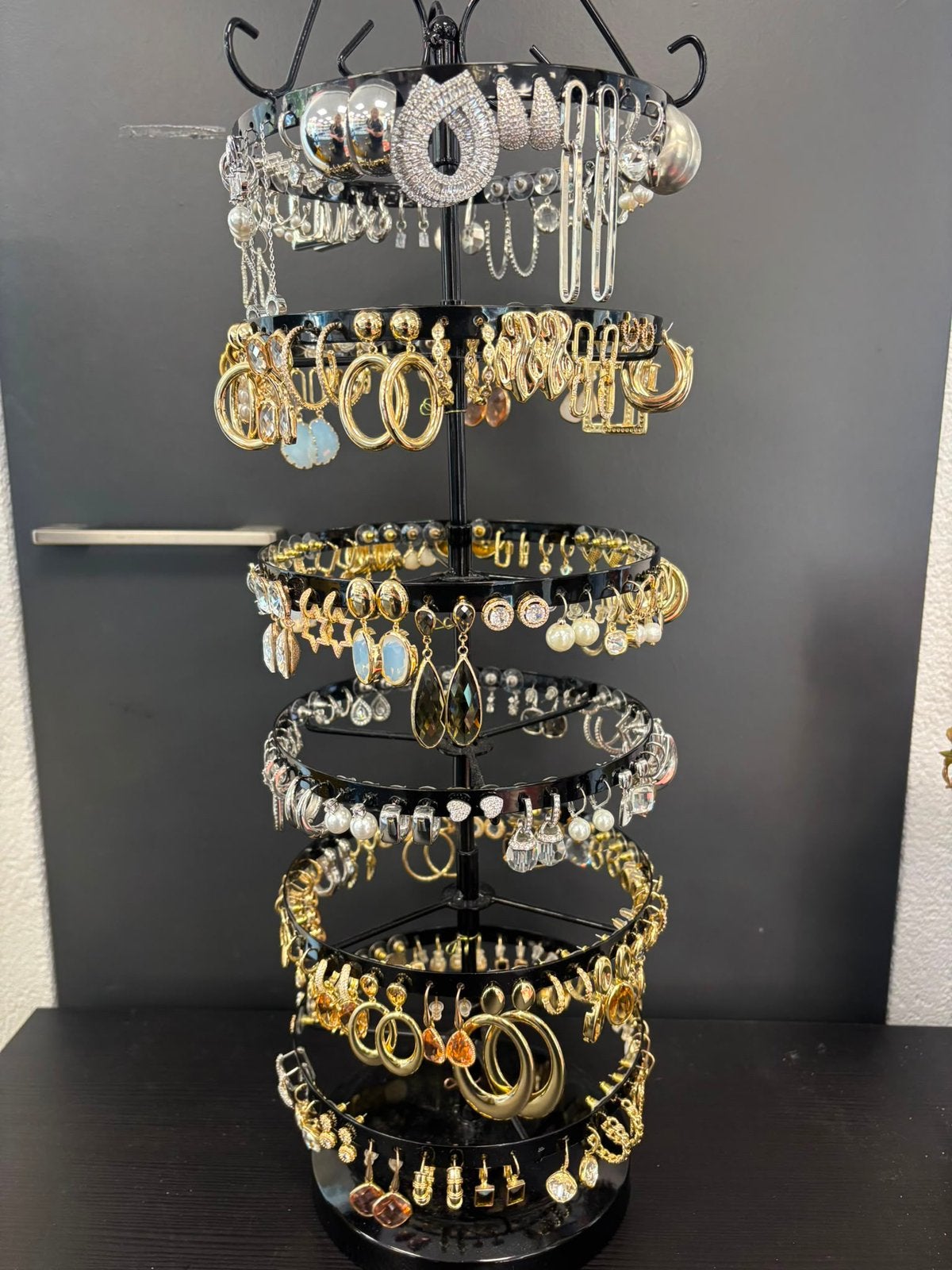 Sieraden molen met ongeveer 160 nieuwe oorbellen, Overige materialen, Nieuw, Ophalen of Verzenden, Knopjes of Stekers