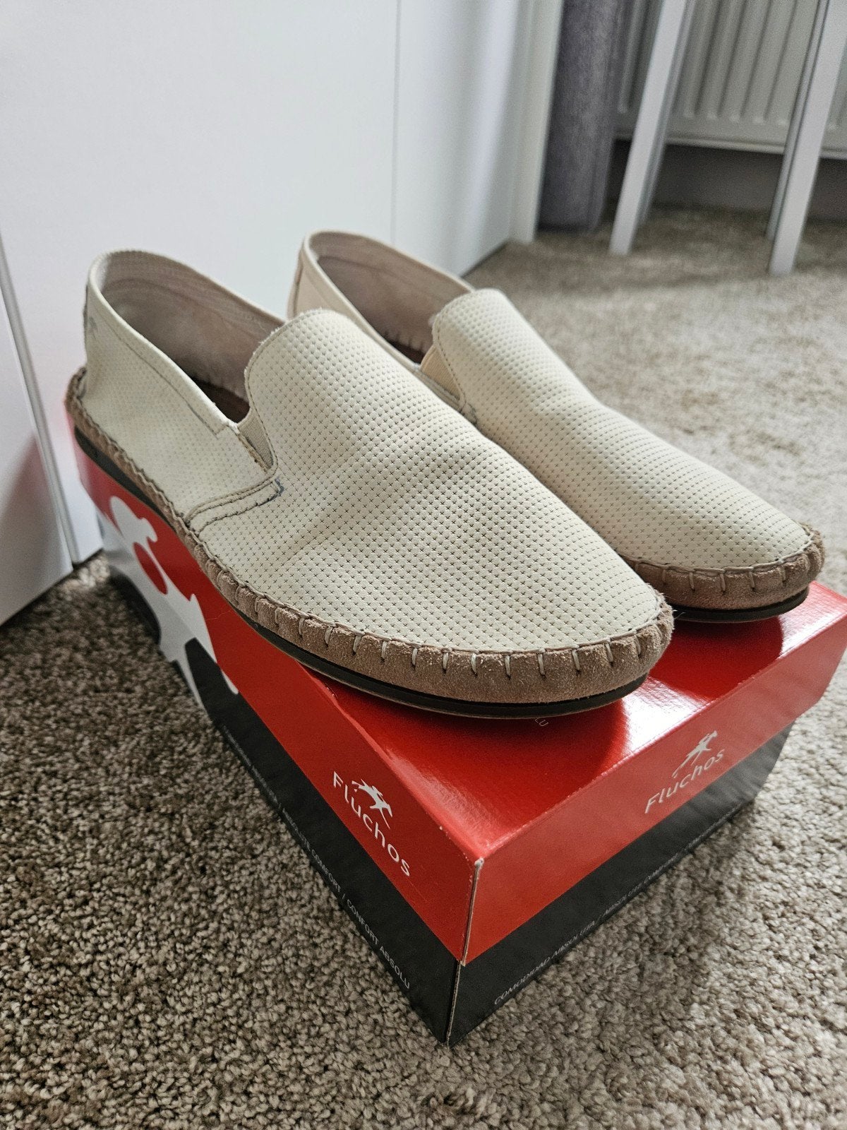 Fluchos (model: 8674), kleur wit en caramel, maat 45, Loafers, Ophalen of Verzenden, Zo goed als nieuw, Wit