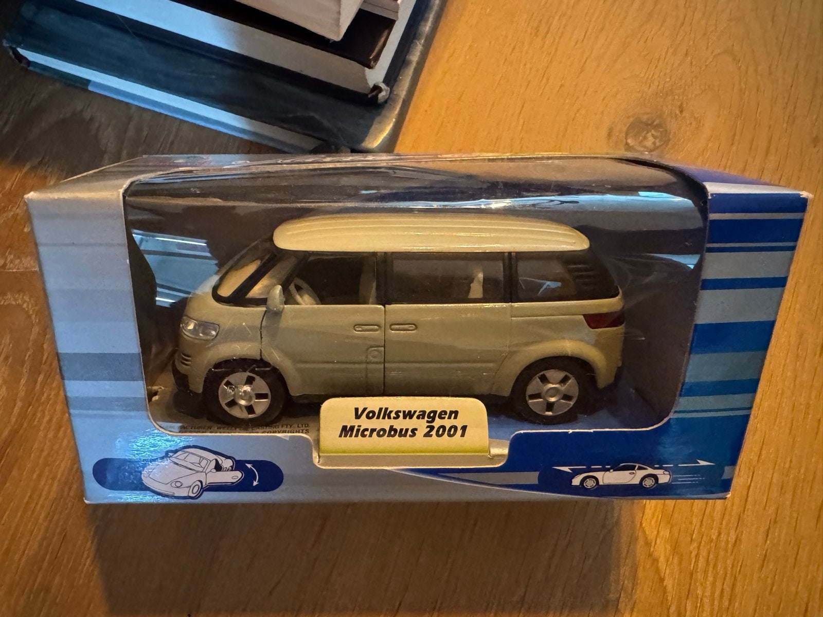 Volkswagen Microbus 2001 modelauto - Playland Auto-Club, Auto, 1:32 tot 1:50, Zo goed als nieuw, Ophalen