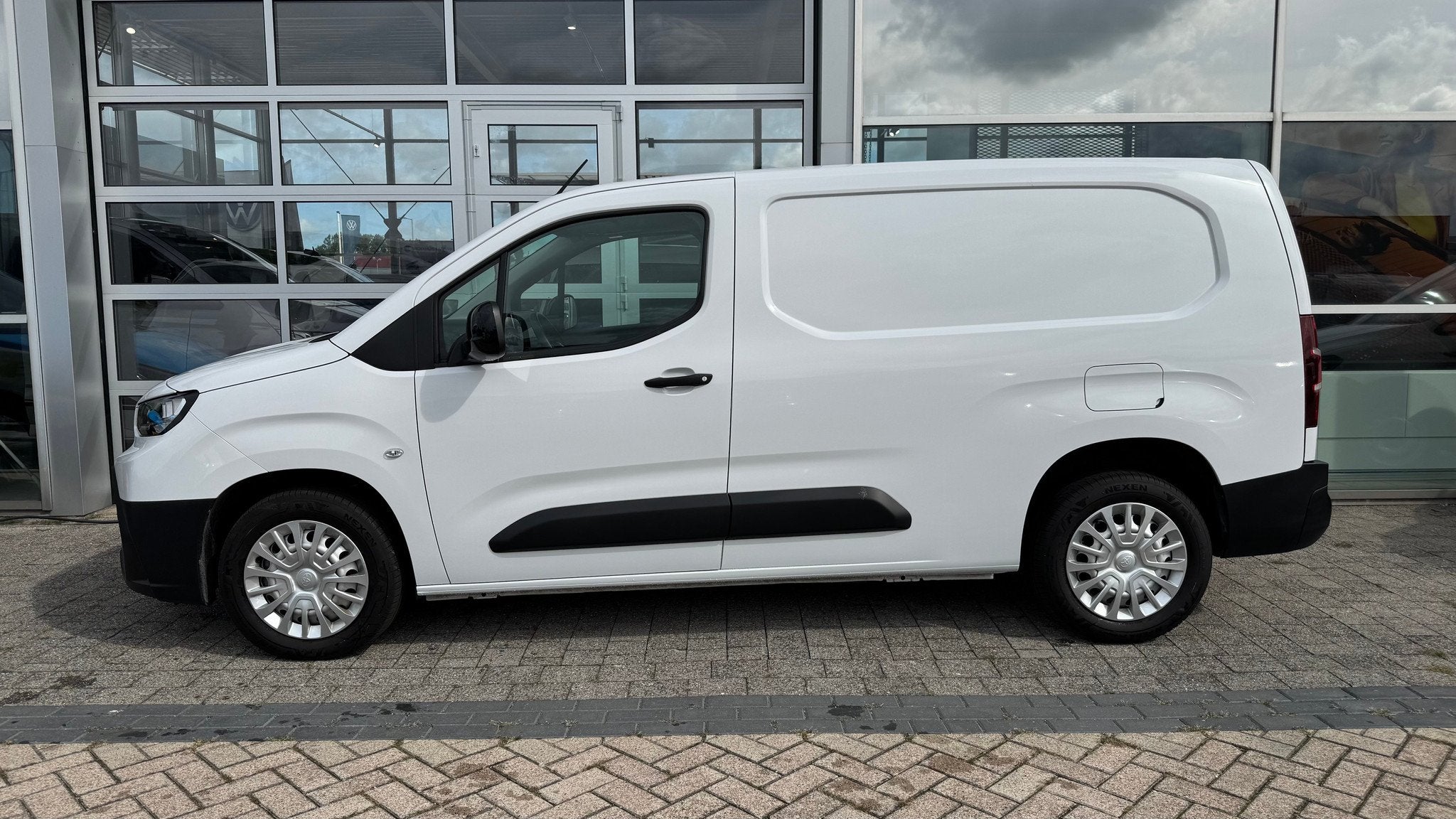 Toyota ProAce City L2 Duty 1.5 D-4D 102PK, Auto's, 4 cilinders, Verwarmde buitenspiegels, Wit, Bedrijf
