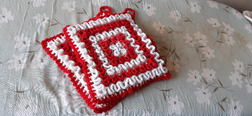 Gehaakte pannenlappen in kronkelmotief, Ophalen of Verzenden, Nieuw, Overige kleuren, Overige typen