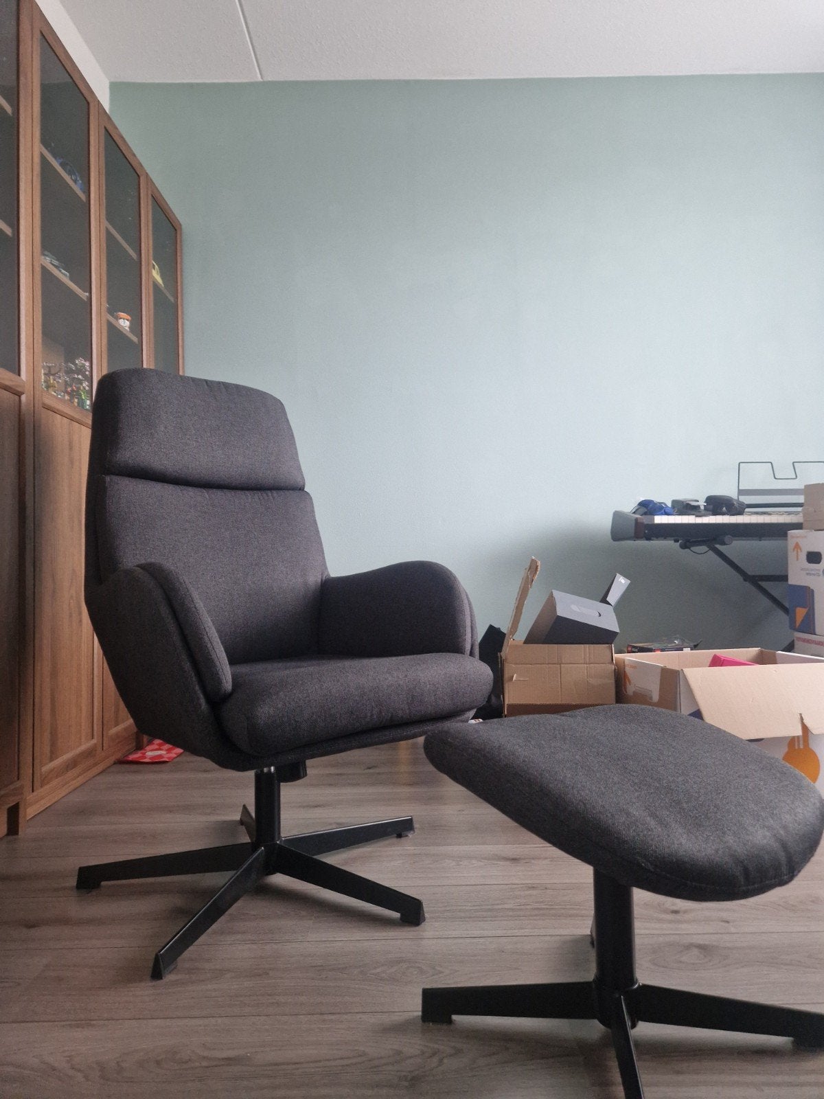 Draaibare stoel TANKEDAL van Jysk in grijs met voetenbank, Ophalen, Zo goed als nieuw, Eén, Modern