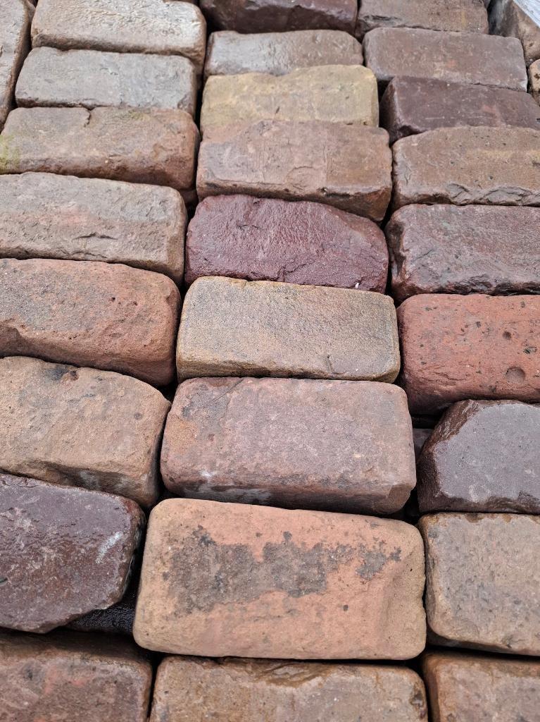 Zeer oude klinkerkeien op pallets rood genuanceerd., Tuin en Terras, Tegels en Klinkers, Ophalen, Overige materialen, Gebruikt
