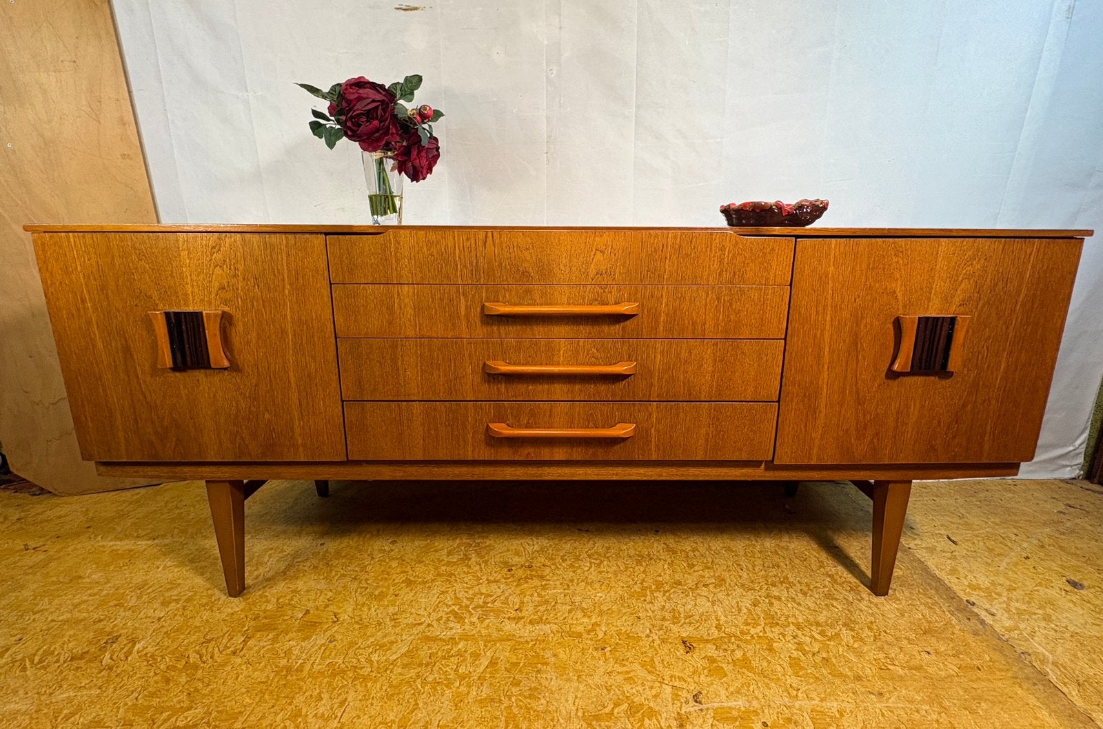 Gratis bezorging!MidCentury Retro Vintage Teak Dressoir 1960, Huis en Inrichting, Beautility, Met lade(s), Beautility, Mid century retro vintage teak dressoir 1960 Beautility Brits