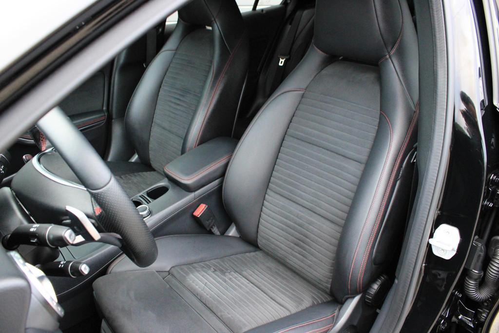 Mercedes-Benz GLA-Klasse 180 AMG Xenon | Navi | Cruisecontro, Gebruikt, 4 cilinders, 715 kg, Leder en Stof