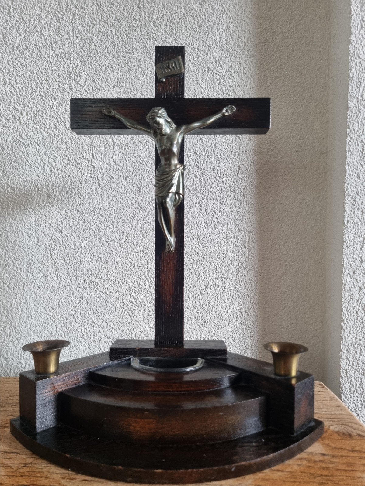 Antiek houten kruisbeeld met corpus en kandelaars, Ophalen of Verzenden