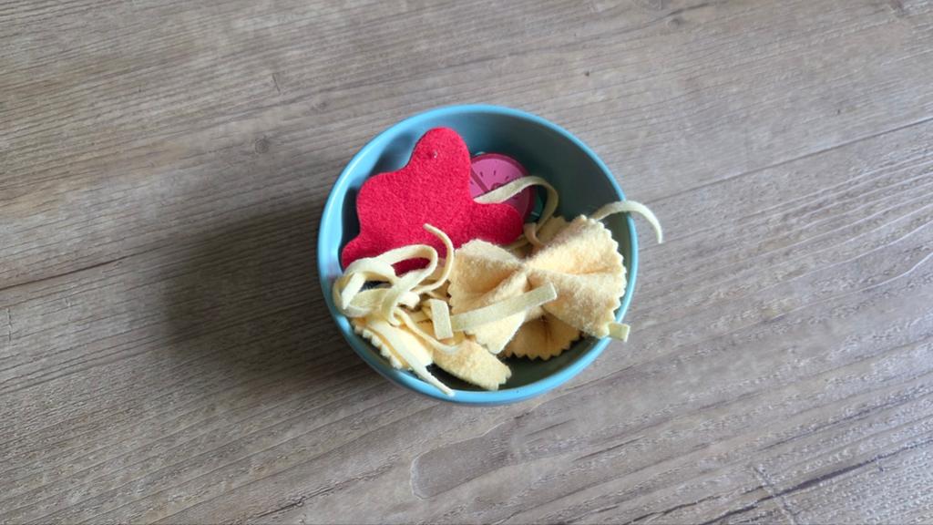 Vilten speelgoed pasta set met kommetje, Ophalen, Zo goed als nieuw, Knutselen
