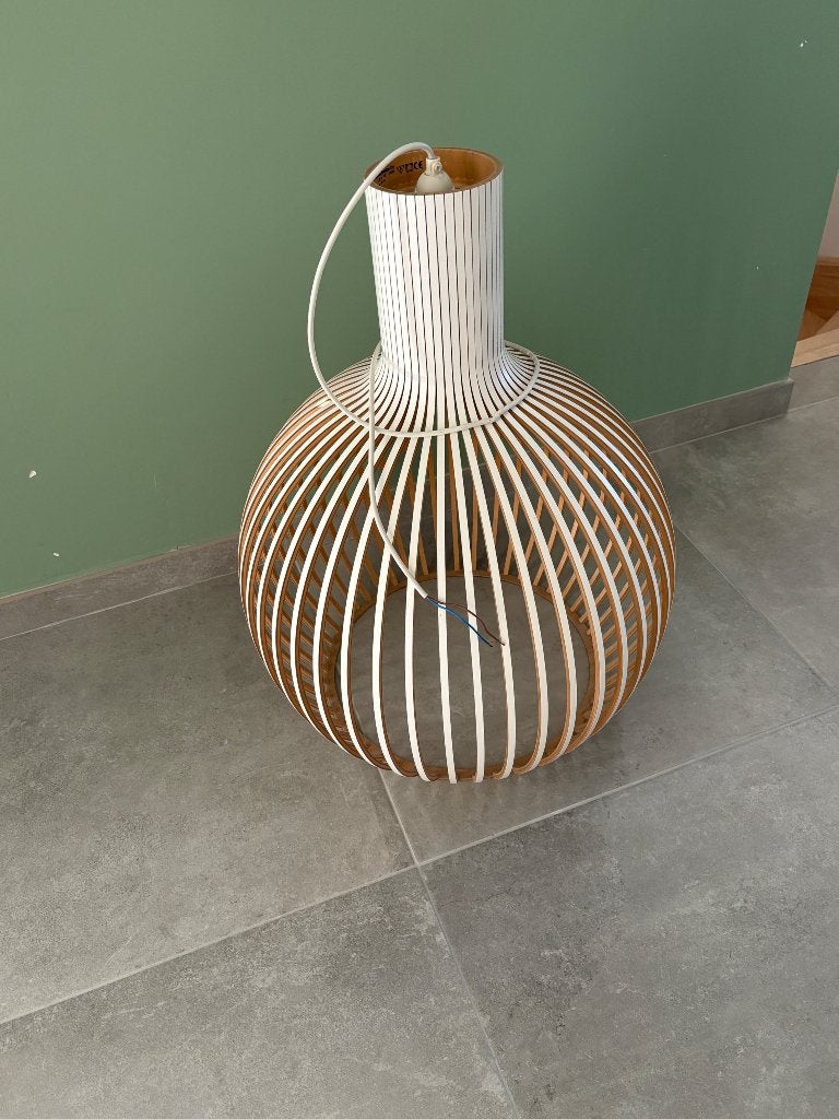 Secto Design Octo 4240 witte afwerking, Huis en Inrichting, Lampen | Hanglampen, Scandinavisch, Zo goed als nieuw, Hout, E27 (groot)