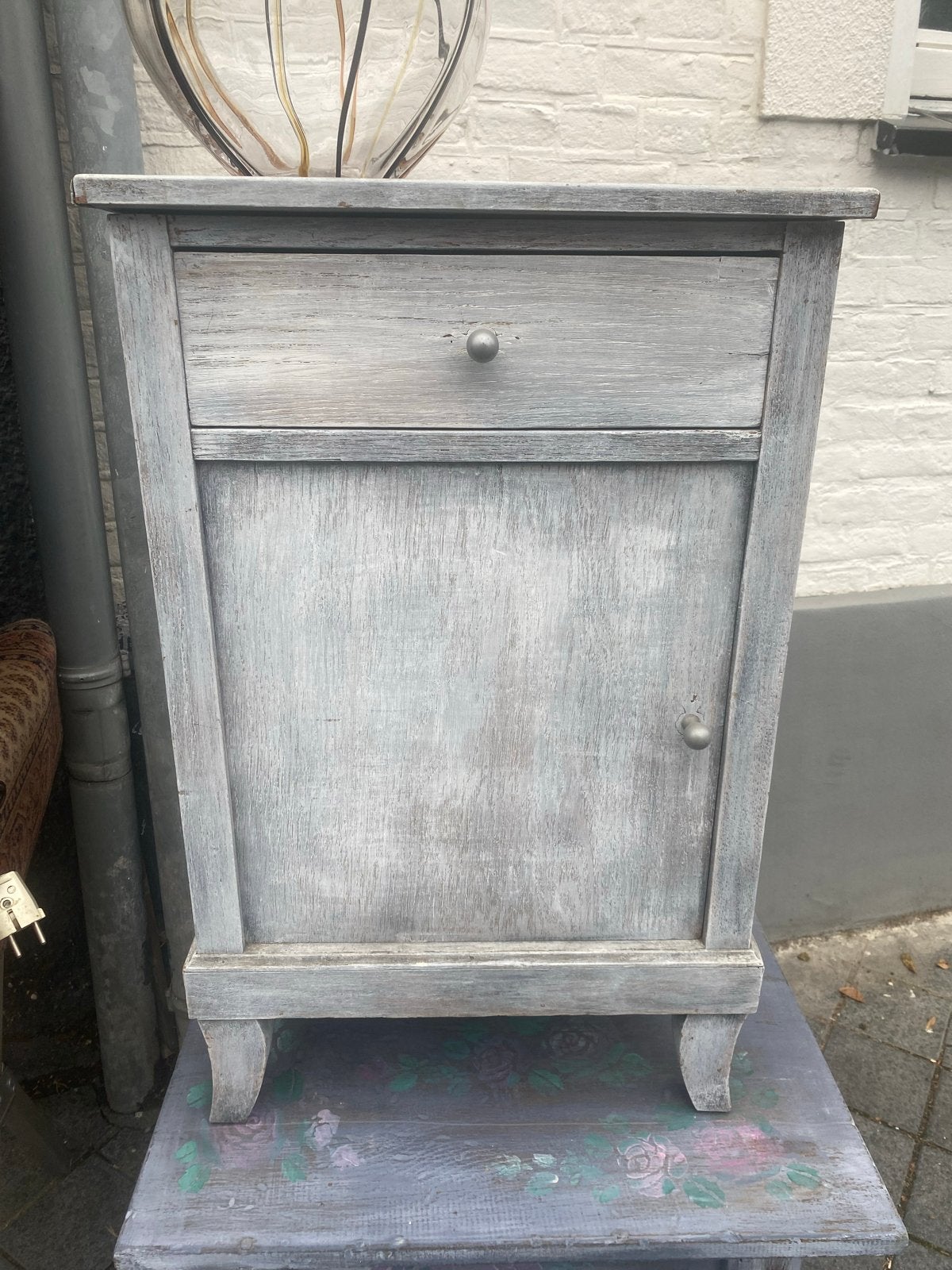 Vintage nachtkastje/bijzettafel in grijze whitewash look, Ophalen of Verzenden