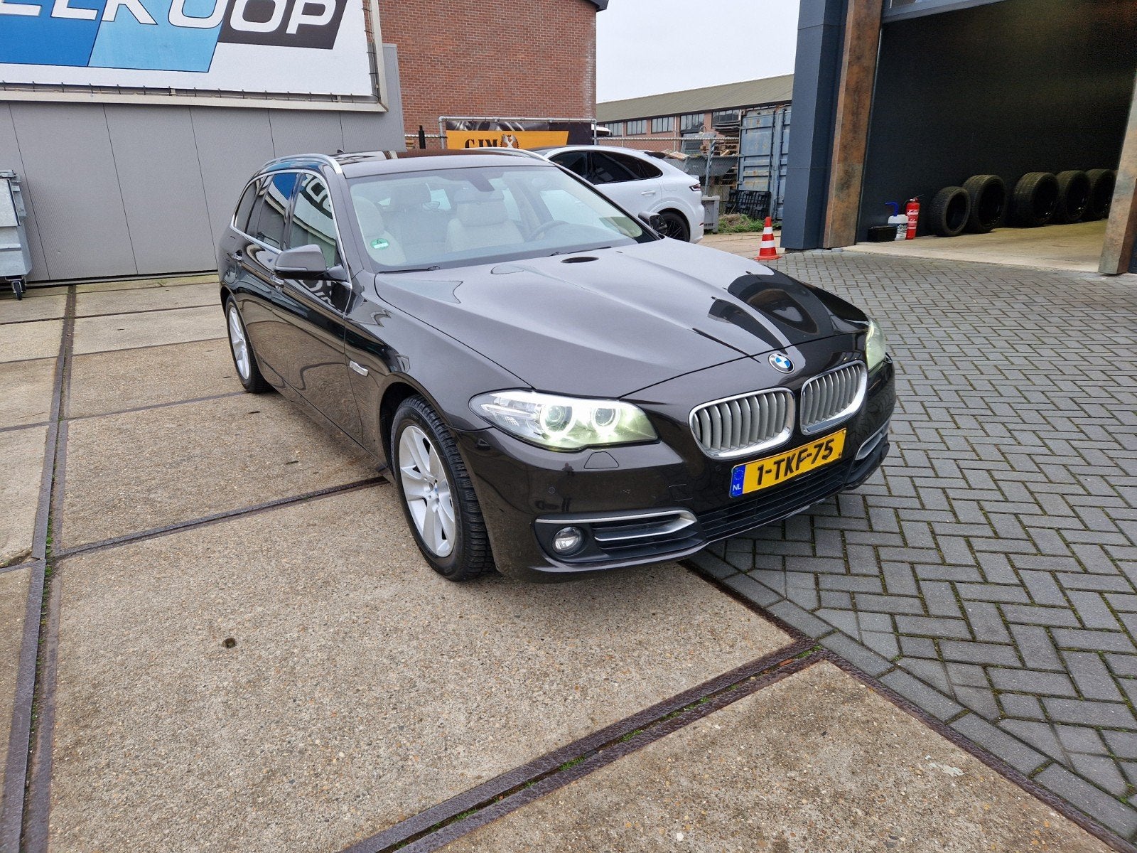 BMW 5-Serie 520I 135KW Touring Aut8 2014 Bruin, 4 cilinders, Stationwagon, 1705 kg, Onderhoudsboekje