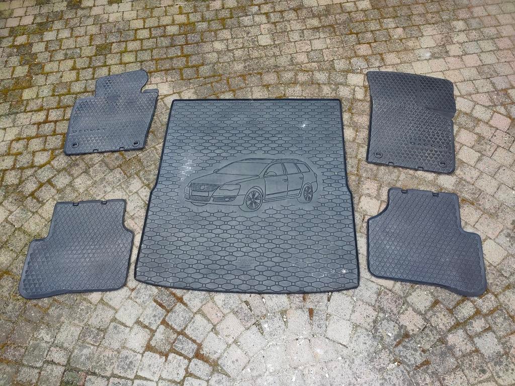 VW Passat B6 en B7 Rubberen Mattenset + Kofferbakmat, Ophalen, Zo goed als nieuw